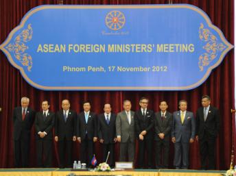 Các Ngoại trưởng của khối ASEAN tại cuộc họp thượng đỉnh Phnom Penh, 17/11/2012. 

